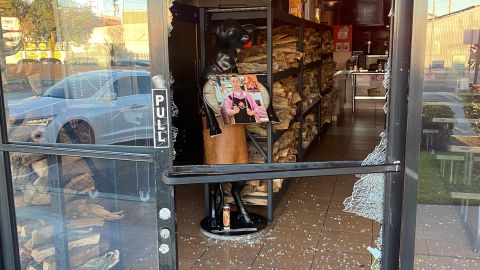 Cristalazo y robo al restaurante Ray's Bby en Huntington Park. (Cortesía)