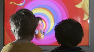 La pandemia de COVID-19 provocó un aumento del tiempo frente a la pantalla durante los días laborables para los niños en edad escolar. / Foto: Getty Images