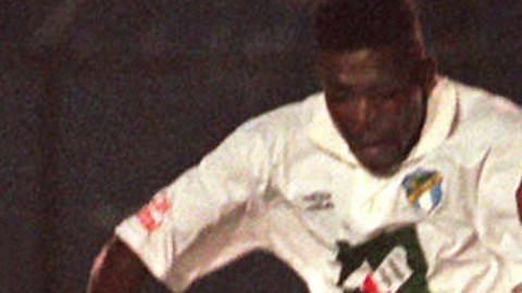 Carlos Hermosillo en su época con los colores del Cruz Azul.