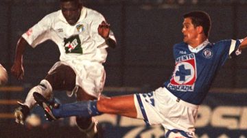 Carlos Hermosillo en su época con los colores del Cruz Azul.