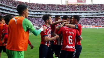 Chivas celebran el gol de Pável Pérez contra el Necaxa.