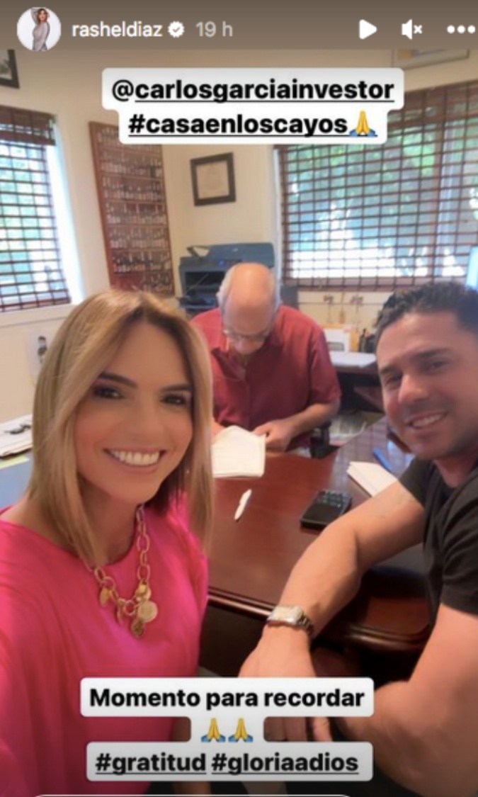 Rashel Díaz presumió la firma del contrato de su nueva casa. 