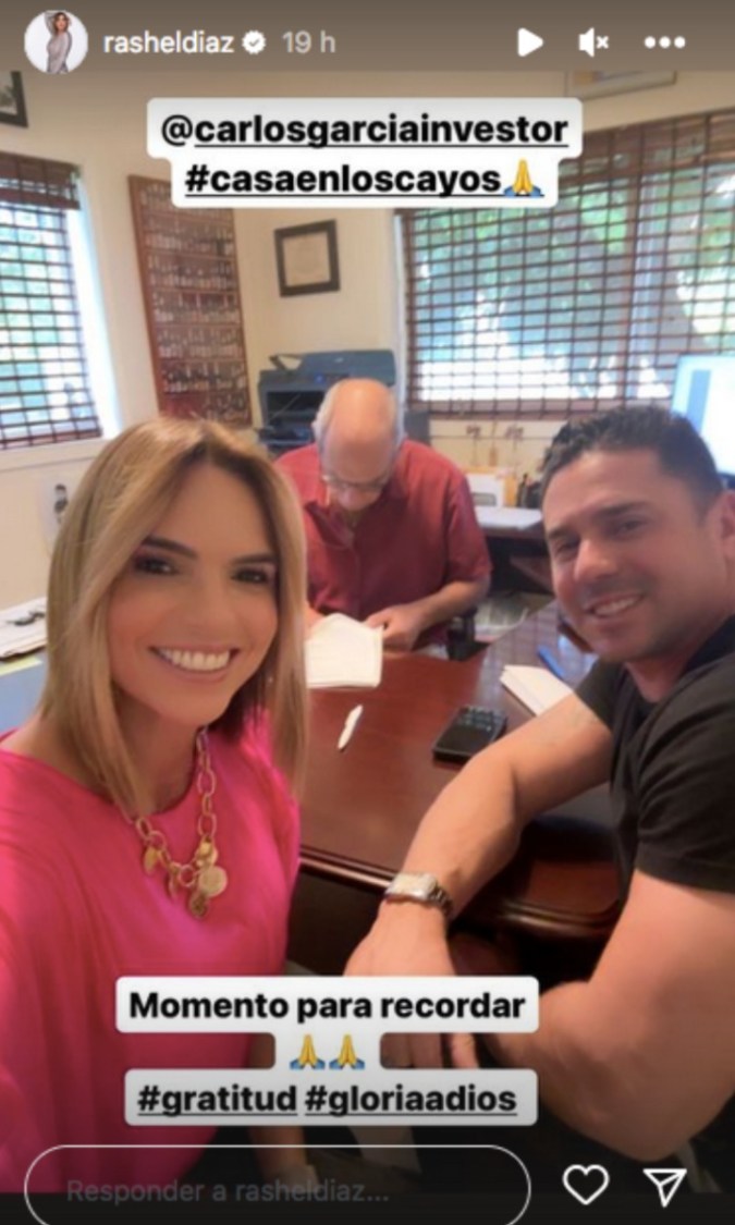 Rashel Díaz presumió la firma del contrato de su nueva casa.