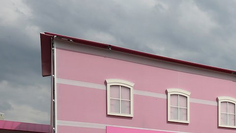 Bruna se ha esforzado por recrear la estética Barbie al completo, hasta el punto de tener una casa de muñecas rosa a tamaño real. / Foto: Getty Images