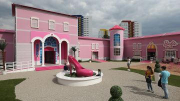Bruna se ha esforzado por recrear la estética Barbie al completo, hasta el punto de tener una casa de muñecas rosa a tamaño real. / Foto: Getty Images