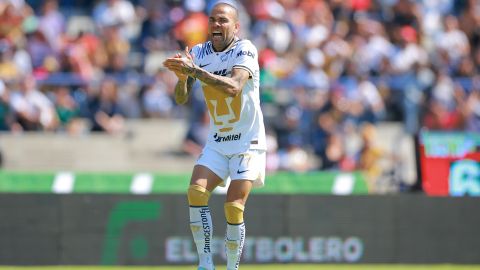 Dani Alves defendiendo los colores de los Pumas.