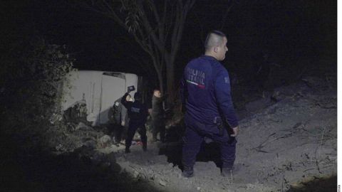 Mueren 18 personas al caer autobús a un barranco en Nayarit, México