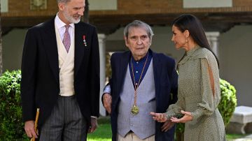 El rey Felipe IV, el poeta venezolano Rafael Cadenas y la reina Letizia de España posando después de la ceremonia del Premio Cervantes 2022.