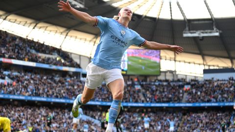 Erling Haaland celebra su doblete ante el Leicester.