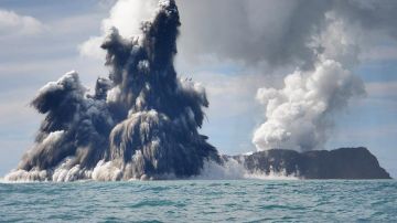 La explosión volcánica de 15 megatones de Hunga Tonga-Hunga Ha'apai, una de las mayores explosiones naturales en más de un siglo, generó un megatsunami con olas de hasta 45 metros de altura. / Foto: Getty Images