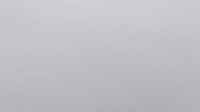 En su desgracia, tuvo la suerte de no quitarse los zapatos. Y uno de sus esquís acaba atascándose en la pared de hielo. / Foto: Getty Images