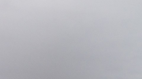 En su desgracia, tuvo la suerte de no quitarse los zapatos. Y uno de sus esquís acaba atascándose en la pared de hielo. / Foto: Getty Images