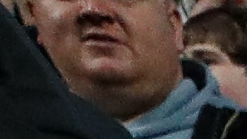 Fanáticos del Wrexham con pancartas de Deadpool en honor a su dueño.