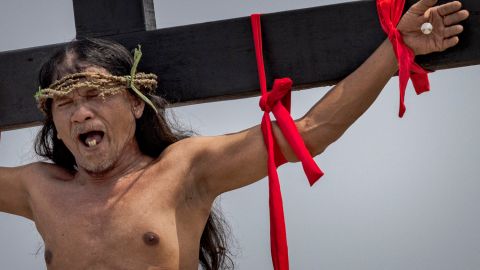 Algunas regiones de Filipinas son conocidas por realizar sangrientas representaciones del Viacrucis en las que lastiman realmente a los participantes. / Foto: Getty Images