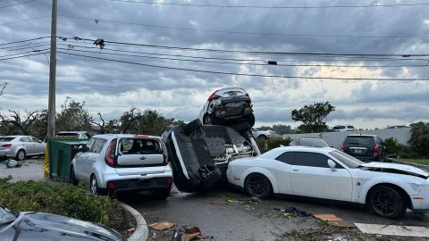 Impacto de un tornado por condado de Florida provocó destrozos y dejó a cientos de personas sin electricidad