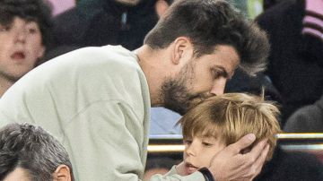 Gerard Piqué con su hijo Sasha en juego de la Kings League en Barcelona.