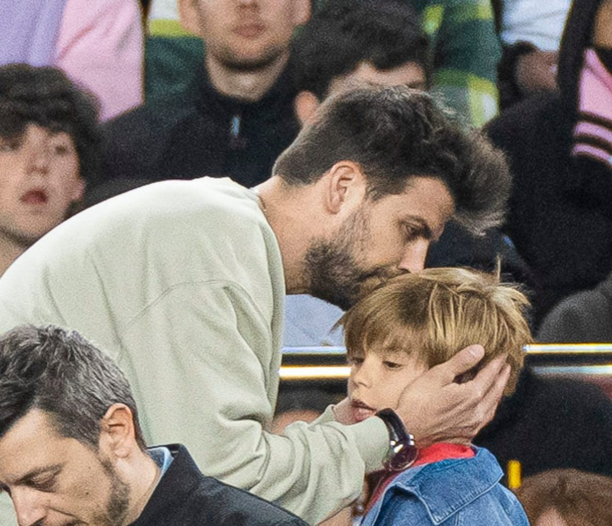 Gerard Piqué con su hijo Sasha en juego de la Kings League en Barcelona.