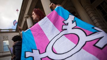 Activistas LGBTQ manifiestan en apoyo de las personas transgénero en el Ayuntamiento de Nueva York, 24 de octubre de 2018.