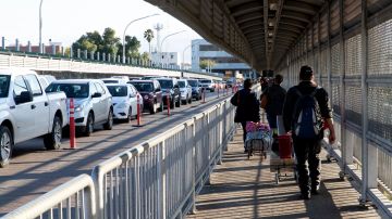 Miles de personas cruzan diariamente de forma legal los pasos fronterizos entre Texas y México.