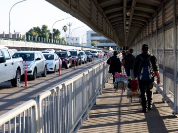 Miles de personas cruzan diariamente de forma legal los pasos fronterizos entre Texas y México.