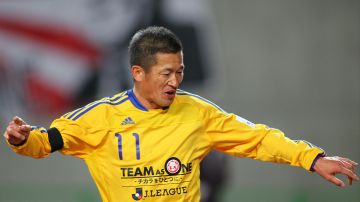 Kazuyoshi Miura tiene 38 años como jugador profesional.