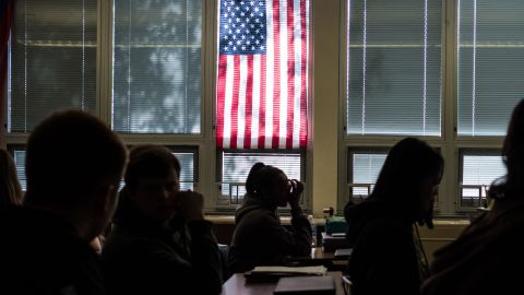 Maestra de secundaria en California es captada en video usando insultos raciales