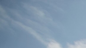 Avistan un extraño fenómeno luminoso con la forma de un anillo rojo en el cielo de Italia