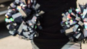 Hombre dispara contra dos porristas de Texas luego de que una de ellas intentó subir a su auto por error