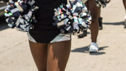 Hombre dispara contra dos porristas de Texas luego de que una de ellas intentó subir a su auto por error