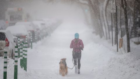 Tormenta de hielo deja sin electricidad a casi 600,000 hogares en Canadá