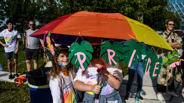Protesta contra las leyes de Florida que prohíben educar sobre la identidad de género y la sexualidad en las escuelas primarias.