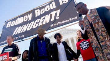 Roderick Reed, hermano de Rodney Reed, y Sandra Reed, su madre, oran frente a la Corte Suprema, el 11 de octubre de 2022.