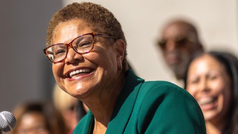 Alcaldesa Karen Bass busca $1,300 millones para crisis de personas sin hogar y reforzar al LAPD como prioridad