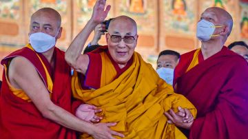 TOPSHOT - Tibetan spiritual leader Dalai Lama waves during his first day of teaching session at the Kalachakra Ground in Bodhgaya on December 29, 2022. (Photo by Sanjay KUMAR / AFP) (Photo by SANJAY KUMAR/AFP via Getty Images)