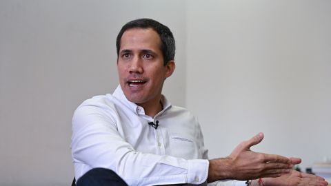 El líder opositor venezolano Juan Guaidó llegó a Miami después de que él y su familia recibieron amenazas.