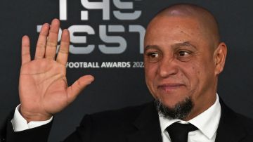 Brazilian former football player Roberto Carlos poses upon arrival to attend the Best FIFA Football Awards 2022 ceremony in Paris on February 27, 2023. (Photo by FRANCK FIFE / AFP) (Photo by FRANCK FIFE/AFP via Getty Images)