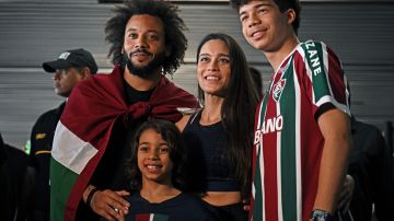 Enzo Alves Vieria (d) junto a su familia, incluyendo su padre Marcelo (i).