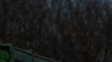 Camión que transportaba 40,000 libras de tierra tóxica tras descarrilamiento en East Palestine vuelca en Ohio