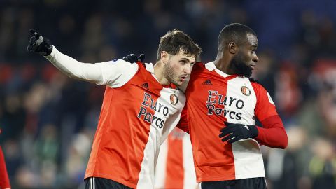 Santiago Giménez celebra un gol con Lutsharel Geertruida.