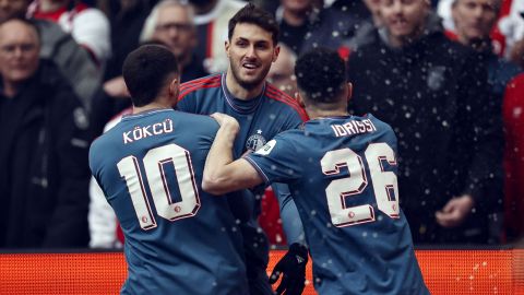 Santiago Giménez celebrando gol con sus compañeros en Feyenoord.