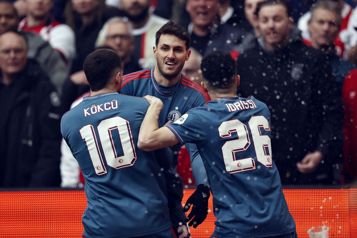  Santiago Giménez celebrando gol con sus compañeros en Feyenoord. 