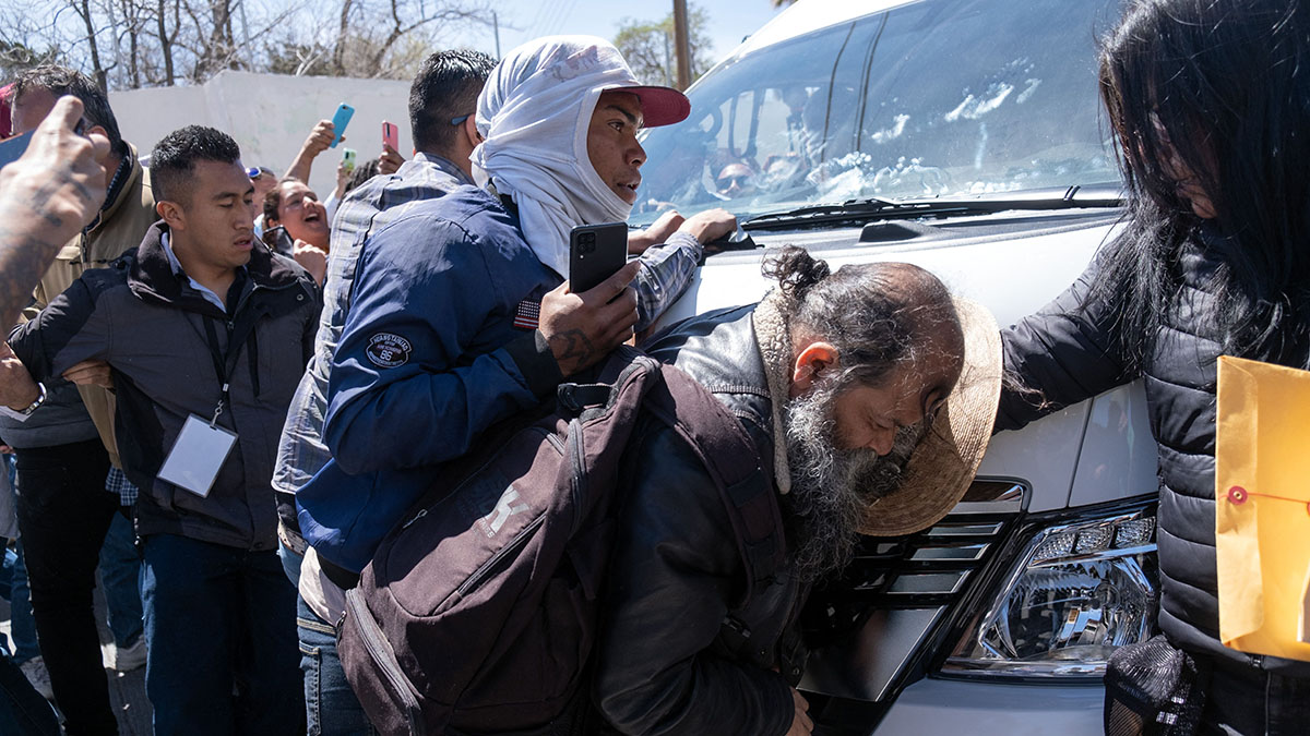 Los manifestantes trataron de impedir el avance de la camioneta donde viajaba el mandatario.
