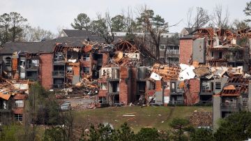 El complejo de apartamentos Calais dañado por un tornado el 31 de marzo de 2023 en Little Rock, Arkansas.