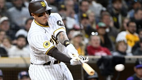 Manny Machado bateando con San Diego Padres.