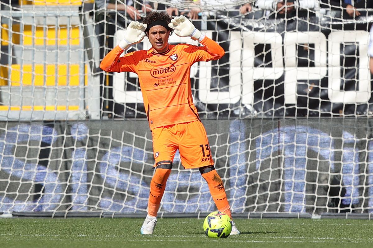 El arquero mexicano ha sido el héroe del club italiano en los últimos partidos.