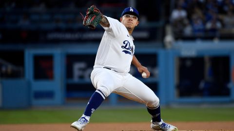 Julio Urías en acción contra los Rockies en Dodger Stadium.