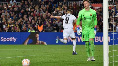 Karim Benzema celebrando uno de los tres goles ante el FC Barcelona.