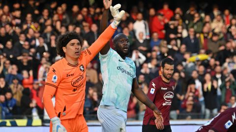 Guillermo Ochoa y Romelu Lukaku.