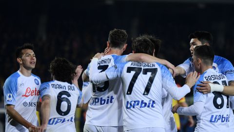 Hirving Lozano celebrando gol con el Napoli en la Serie A.