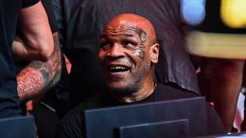 Mike Tyson durante el evento de UFC 287.